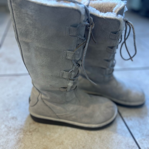 UGG Whitley Tall Lace-Up boots in a cream suede with a sheepskin lining. Size 8 - Picture 2 of 10